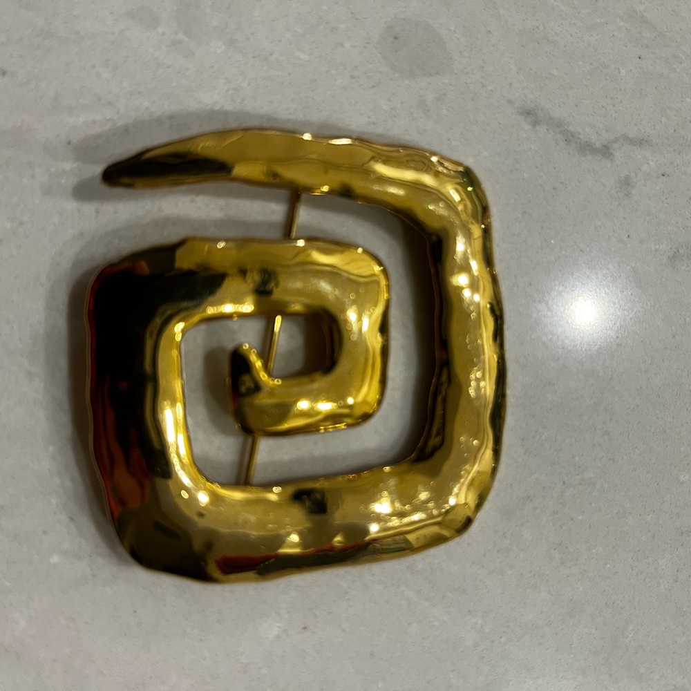 Unique gold brooch 🤎